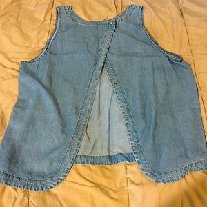 Woman two button on back sleeveless top